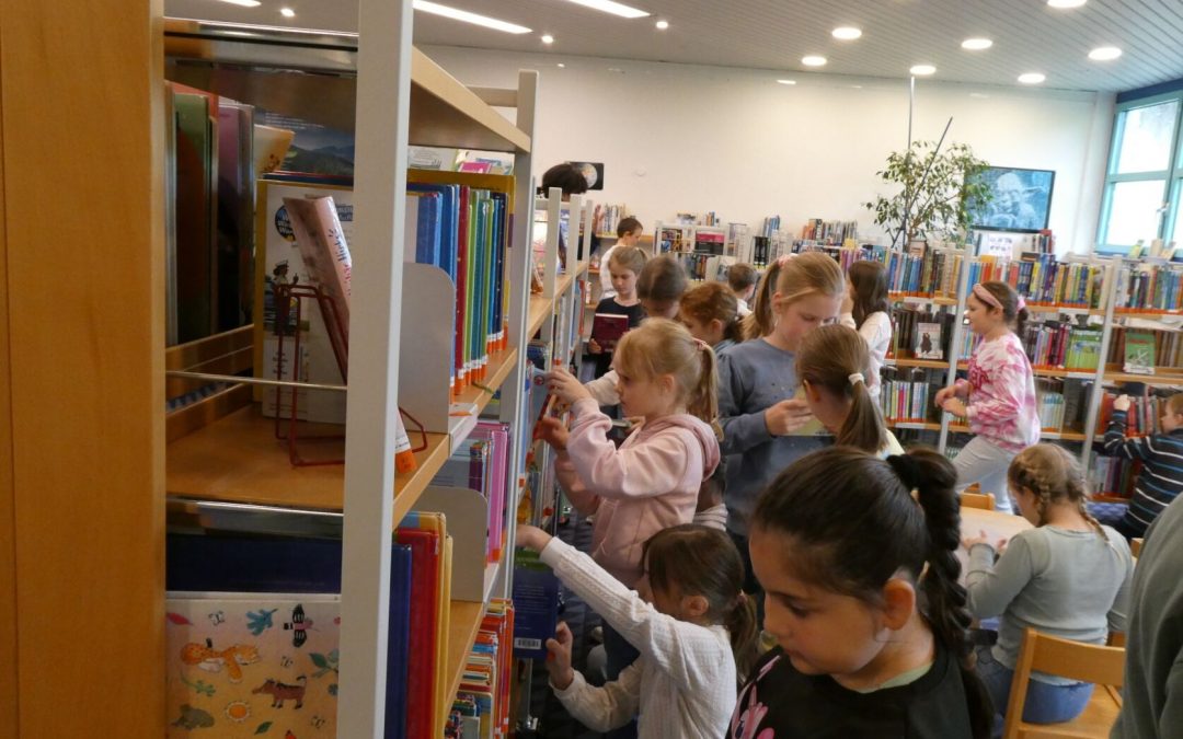 Bücherwürmer trotzen dem Regen: Klasse 2 auf Lese-Exkursion