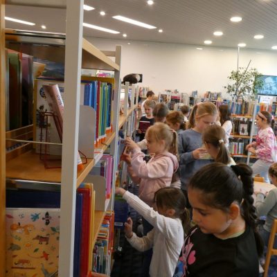 Bücherwürmer trotzen dem Regen: Klasse 2 auf Lese-Exkursion